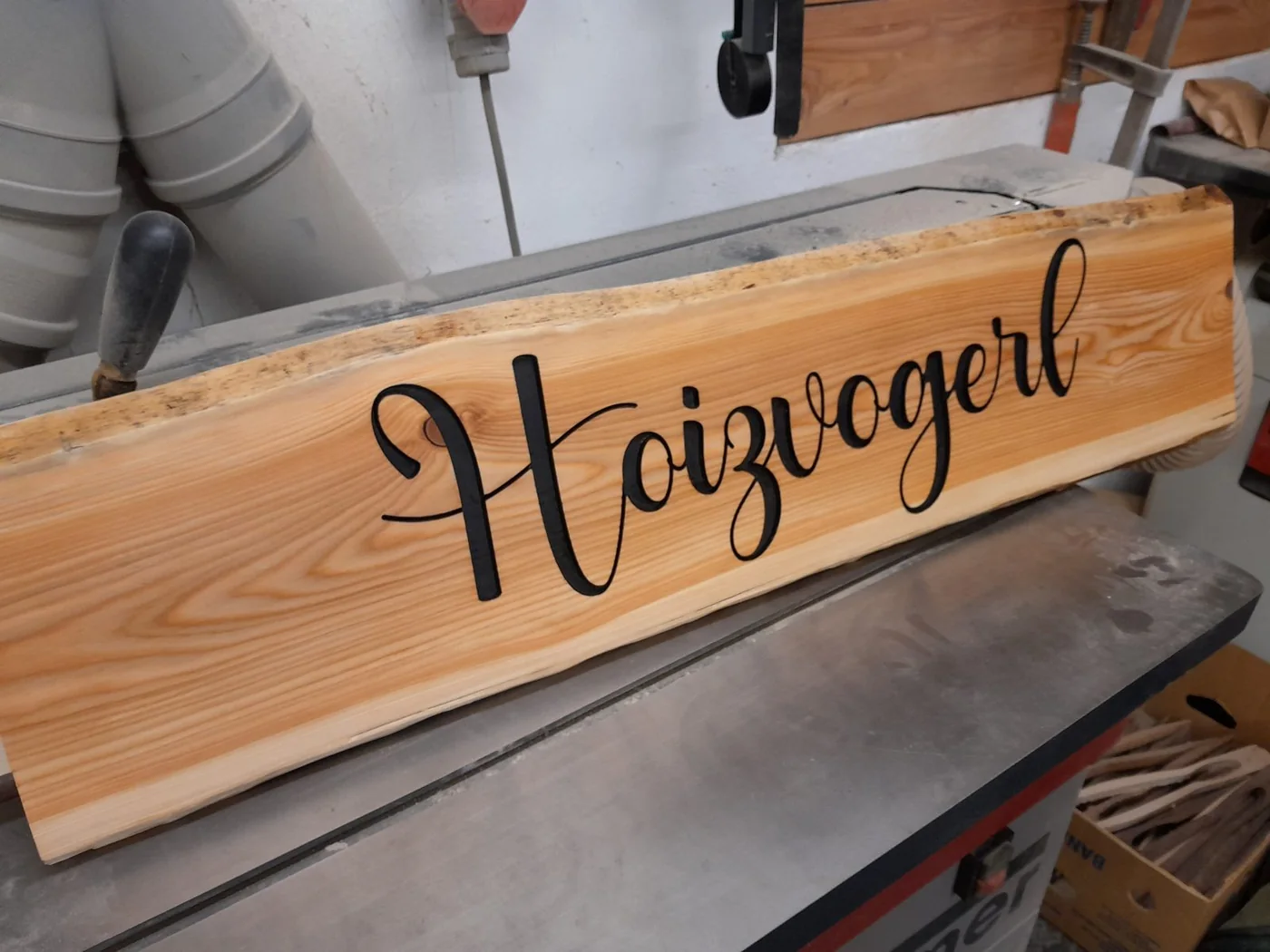 Holzschild Haizervogl auf der Werkbank als Werkstück im Werden