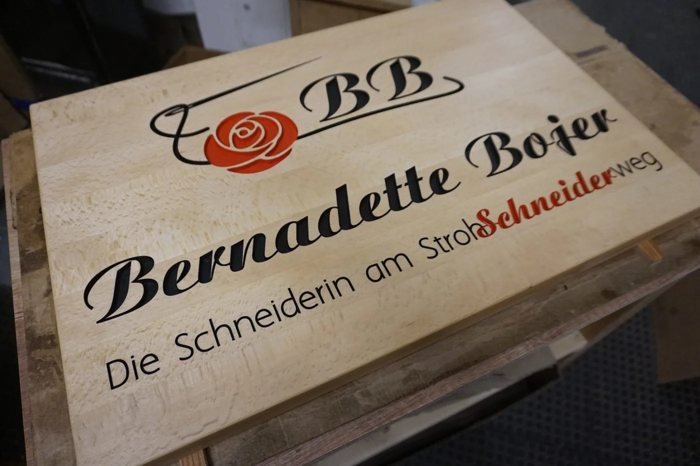 Individuelles Namensschild Bernadette Bojer aus Holz als persönliches Werkstück