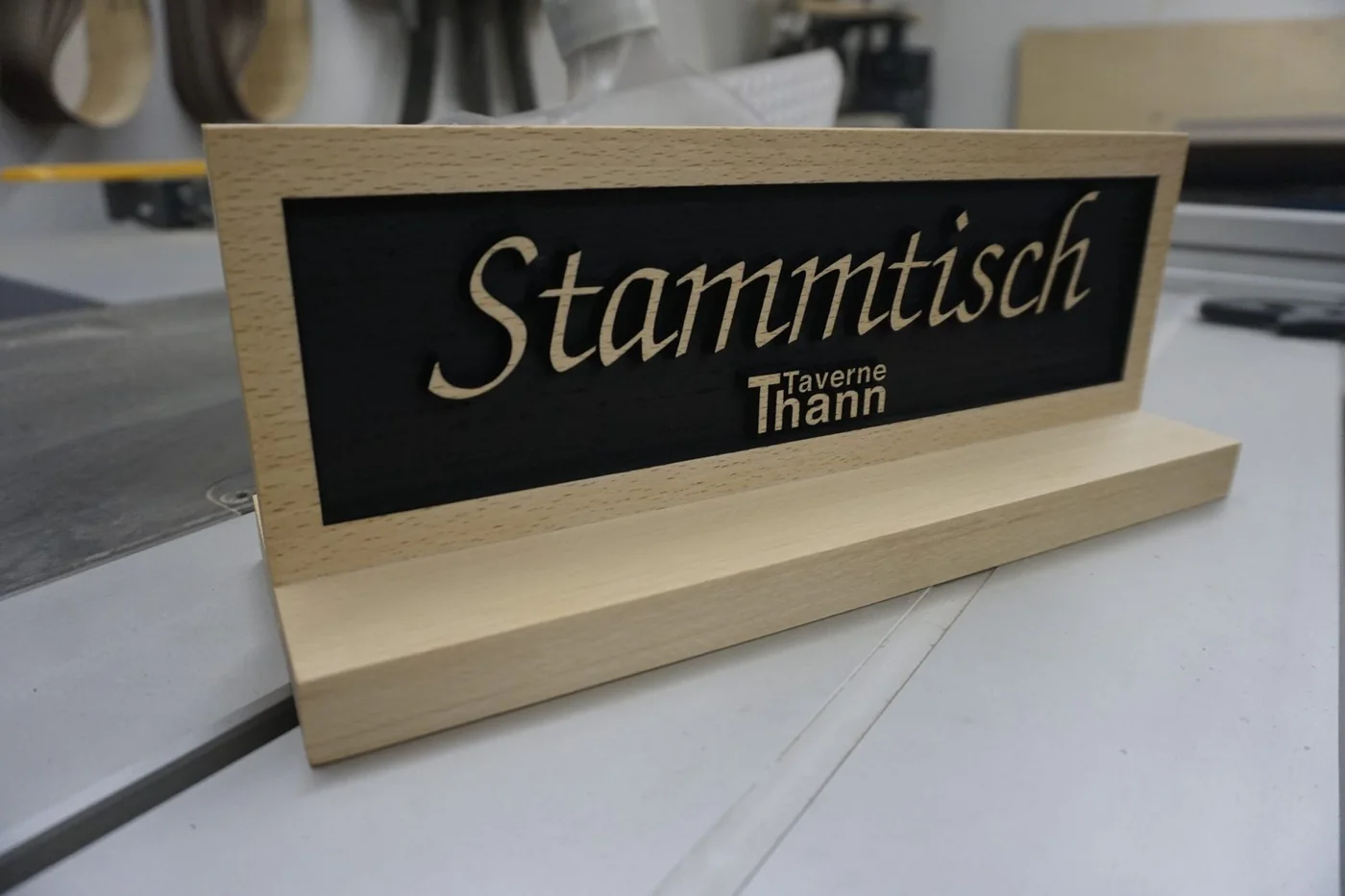 Stammtischschild aus Holz für eine Taverne